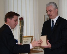 Erikos Straigytės nuotraukoje: STT vadovas Ž.Pacevičius (dešinėje) sveikina konkurso laimėtoją Aurimą Perednį